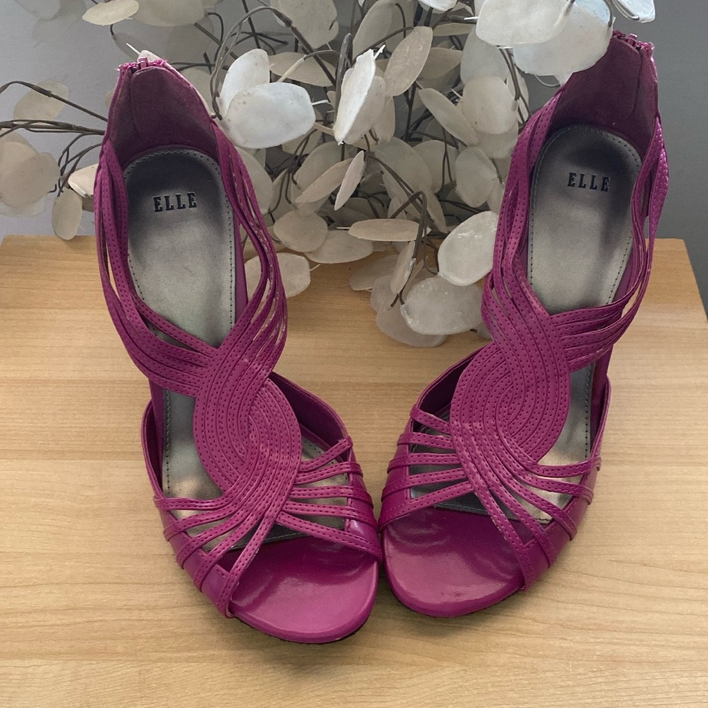 Elle Mariel Fushia Strappy Zipper Back heels size 9m